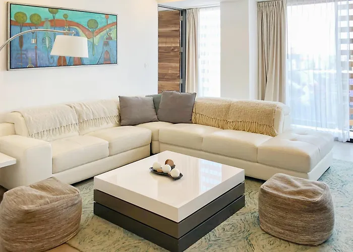 Apartment 5 Blocks To Beach, Oceanview Pool & Hot Tub