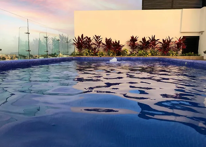 5 Blocks To Beach, Oceanview Pool & Hot Tub Apartment *