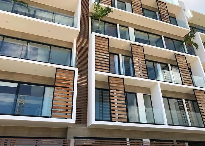 5 Blocks To Beach, Oceanview Pool & Hot Tub